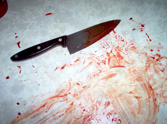 52-річна виноградівка влучила у співмешканця кухонним ножем
