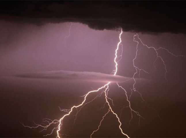 На Закарпатті оголосили штормове попередження: очікуються сильні зливи, грози та град