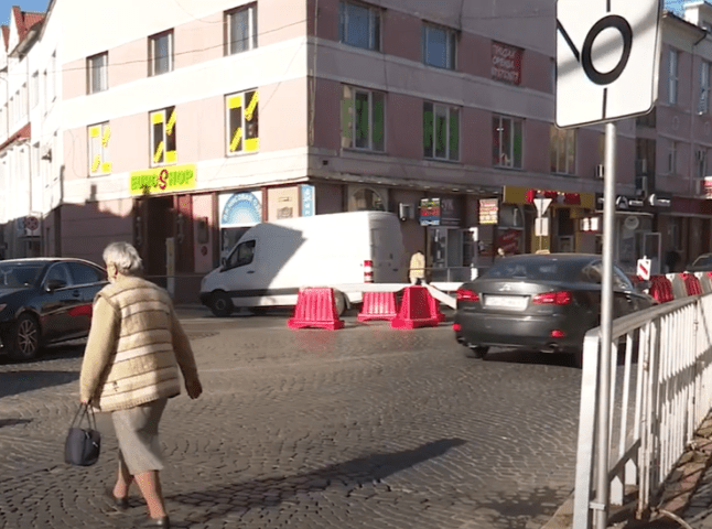Кругові розв’язки у Мукачеві: водії і пішоходи скаржаться на незручності