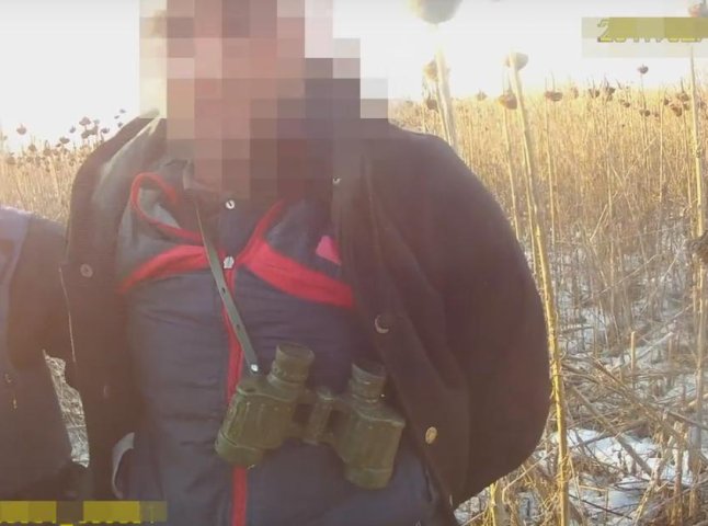 У Мукачеві патрульні затримали на гарячому крадіїв, які мали при собі саморобний вогнепальний пристрій