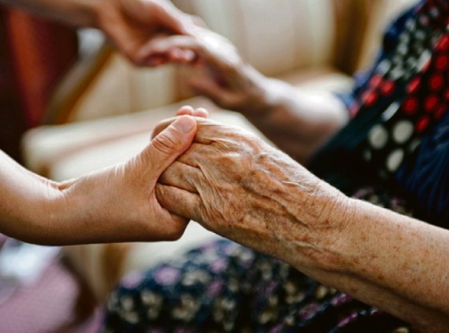 В Ужгороді соціальні працівники допомагають самотнім пенсіонерам