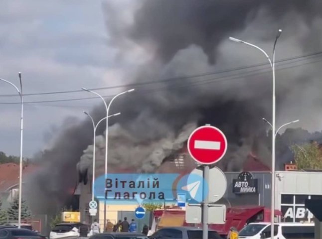 В Ужгороді загорівся автосервіс: очевидці опублікували відео