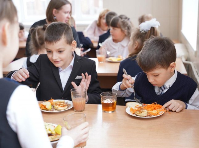 До 1 вересня в школах Закарпаття перевірять організацію процесу харчування