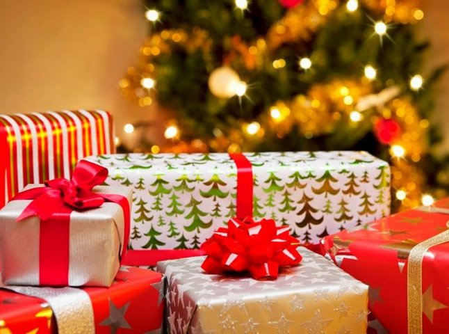 Топові ідеї подарунків для батьків на Новий Рік та Різдво 