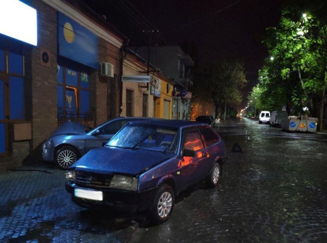 В Ужгороді водій "ВАЗу" в’їхав у припаркований "Альфа Ромео"