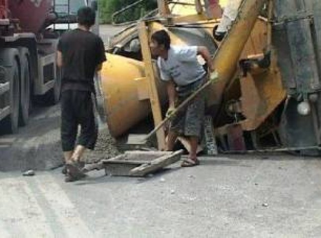 Жителі одного із сіл Рахівщини взялися самі ремонтувати дорогу 