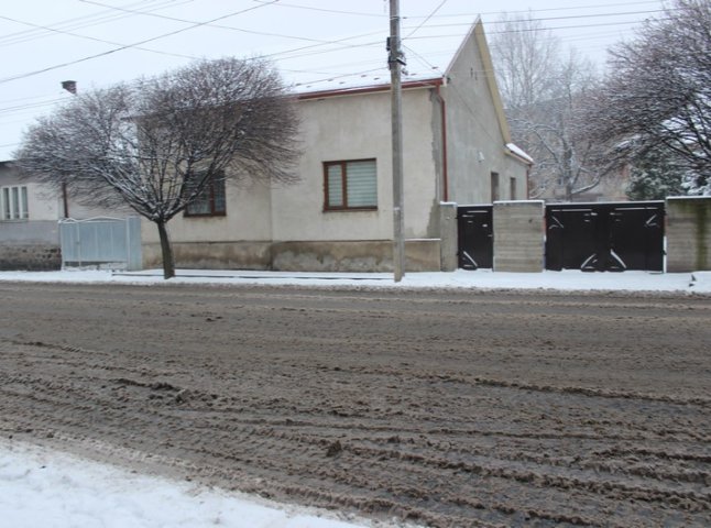 "Сюрприз" від комунальників: деякі вулиці Мукачева після снігопаду залишились непочищеними