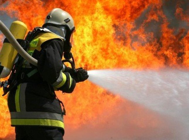 У Рахові рятувальники гасили пожежу в телемайстерні