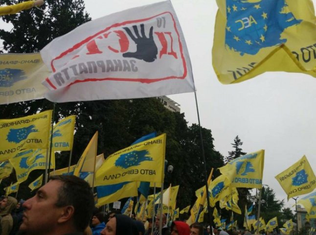 Закарпатські пересічники приєдналися до акції в Києві: вимагають змінити правила розмитнення машин