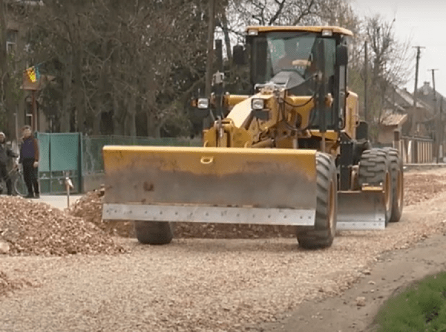 Чекали 15 років: в одному з сіл Мукачівщини ремонтують дорогу