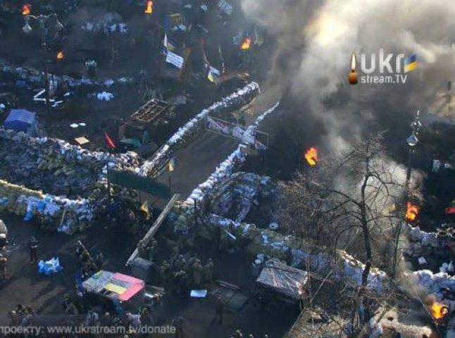 "Коктейлі Молотова", підпалені шини, вибух шумових гранат – центр Києва знову охоплений активними протестами