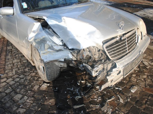 У Мукачеві біля військового шпиталю зіткнулись чотири автівки (ФОТО)