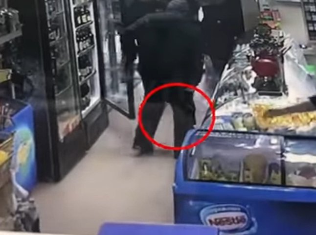 В Ужгороді чоловік прийшов до магазину з предметом, схожим на зброю