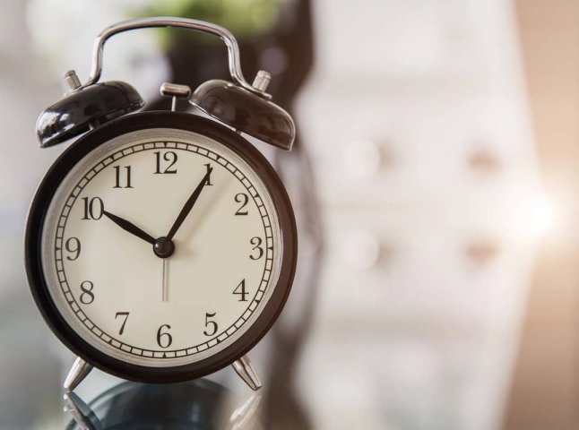 Переведення годинників 2025 Коли відбудеться перехід на зимовий час 2025
