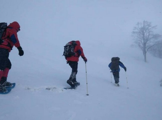 Рятувальники знайшли лижника, який заблукав у горах вчора ввечері