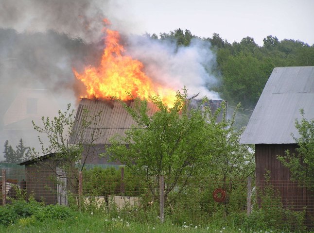 На Ужгородщині вогонь знищив дачний будинок