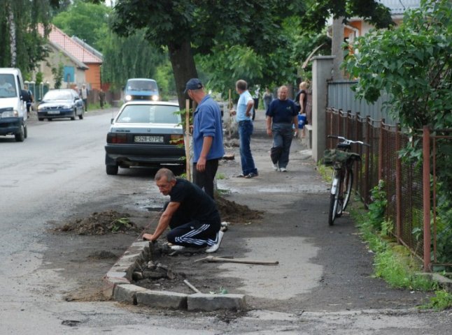В Іршаві комунальники відновлюють тротуари