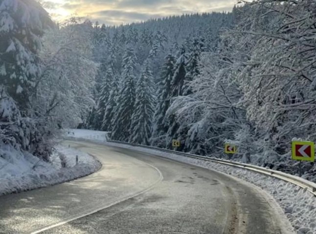 На одному з перевалів Закарпаття екстрено обмежували рух вантажівок