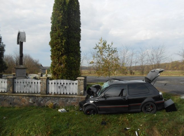 Страшна ДТП біля Мукачева: Volkswagen Golf‎ врізався в огорожу, одна людина загинула, двоє доставлені у ЦРЛ (ФОТО)