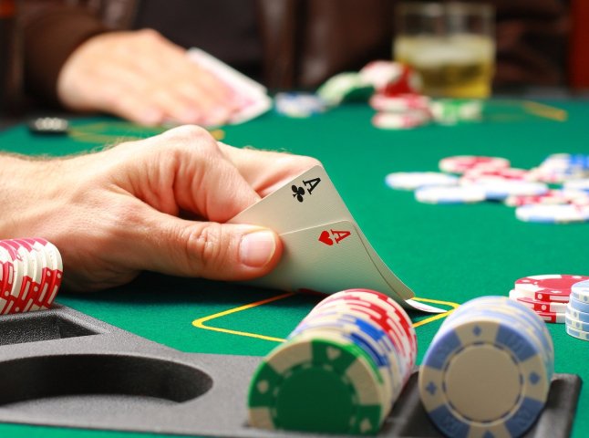У Берегові правоохоронці виявили заклад, де грали в покер на великі гроші