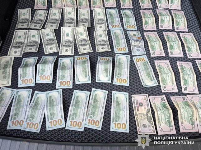 Пропонував 10 тисяч доларів: житель Мукачівщини намагався підкупити прикордонника Пропонував 10 тисяч доларів: житель Мукачівщини намагався підкупити прикордонника