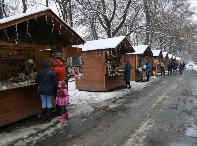В Ужгороді розпочався новорічно-різдвяний ярмарок
