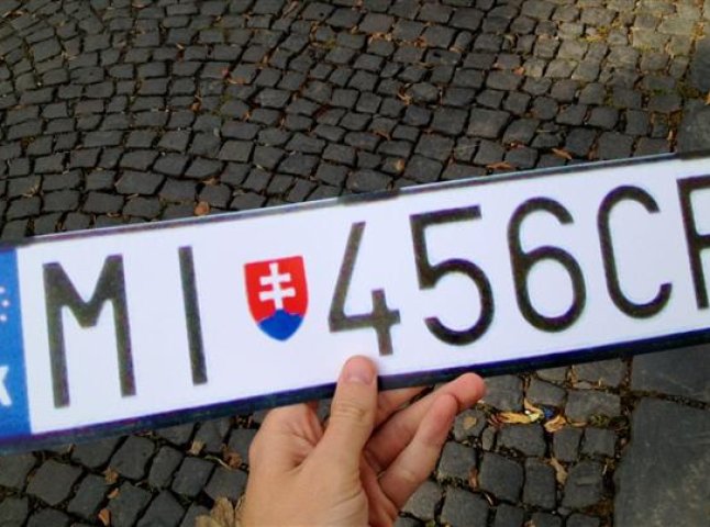 На Перечинщині невідомі вкрали у автовласників словацькі номерні знаки