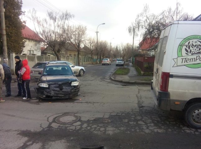 В Ужгороді зіткнулись мікроавтобус та автомобіль