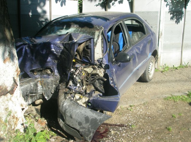 В центрі Ужгорода "Daewoo" влетів в дерево: водій загинув на місці (ФОТО)