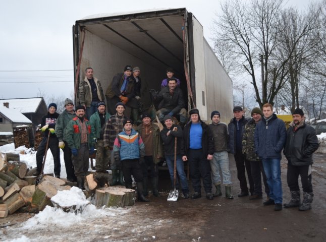Тячівські та хустські волонтери відправили у зону АТО вантажівку з дровами