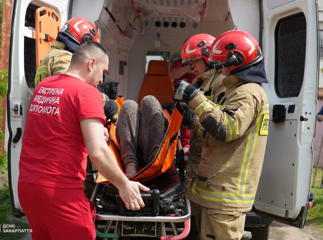 Двоє постраждалих перебувають у лікарні: в Ужгороді спалахнула пожежа