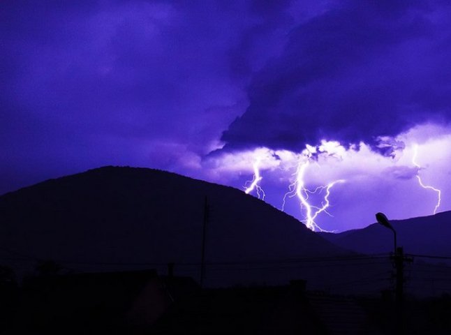 Закарпатський фотограф «упіймав» блискавку над горою Нересен