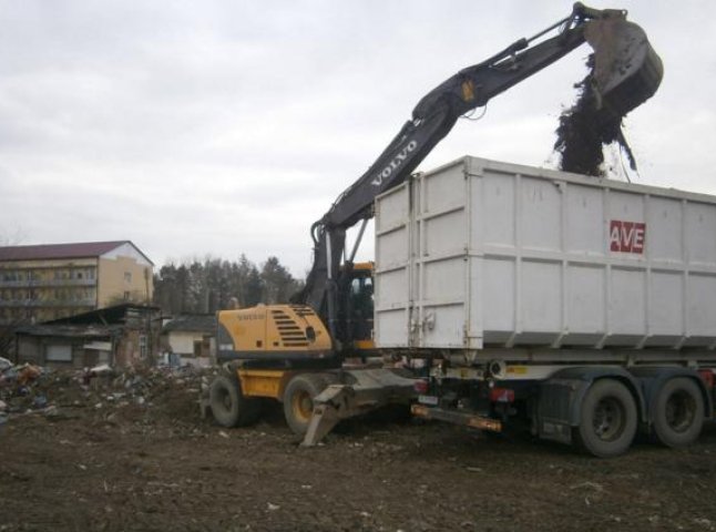 На вулиці Тімірязєва в Ужгороді ліквідовують багаторічне стихійне сміттєзвалище
