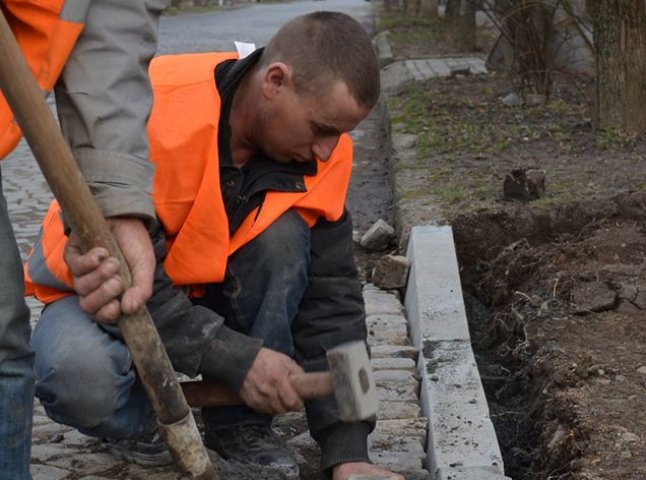 На ремонт тротуарів Мукачівська міська влада виділила понад 1 млн гривень