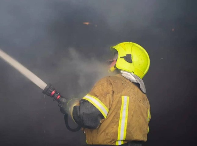 На Рахівщині під час пожежі врятували чоловіка