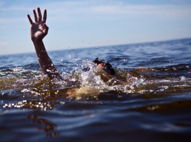 На Тячівщині у річці знайшли труп людини з рваною раною на голові