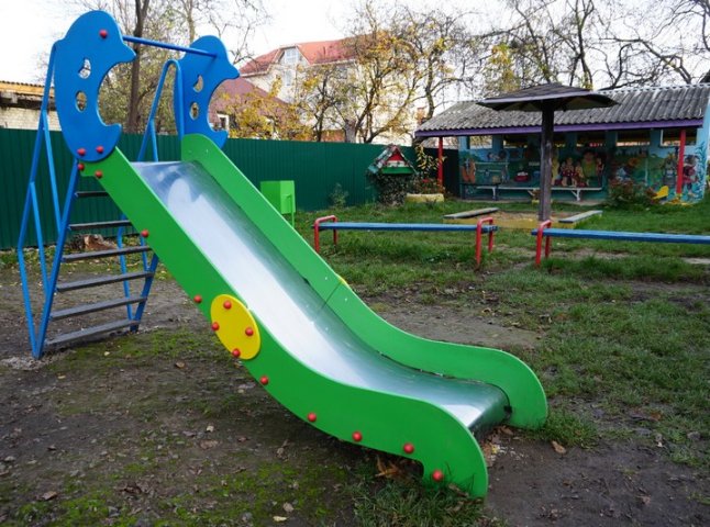 В одному з дитсадків Мукачева облаштували новий ігровий майданчик