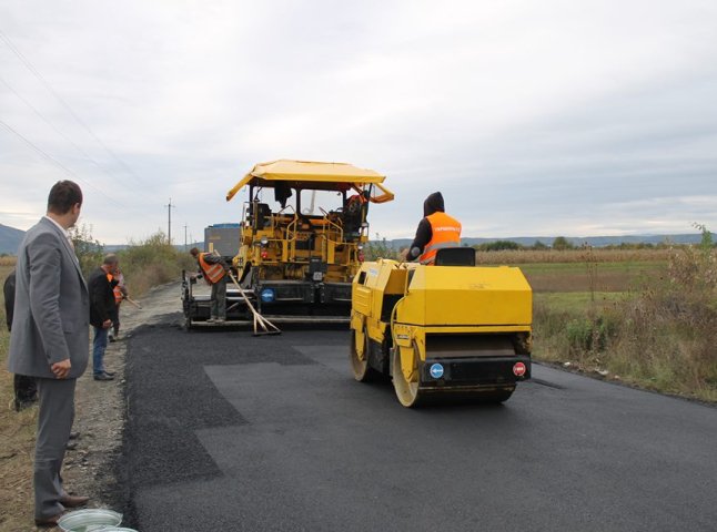 На Виноградівщині взялися за капітальний ремонт однієї із доріг району