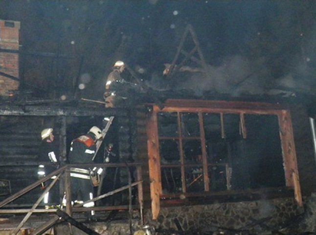 Один із будинків на ранчо губернатора згорів майже повністю (ФОТО, ВІДЕО)