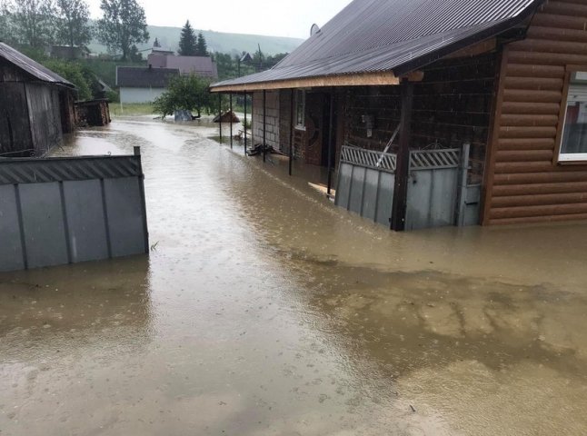 На Рахівщині затопило селище