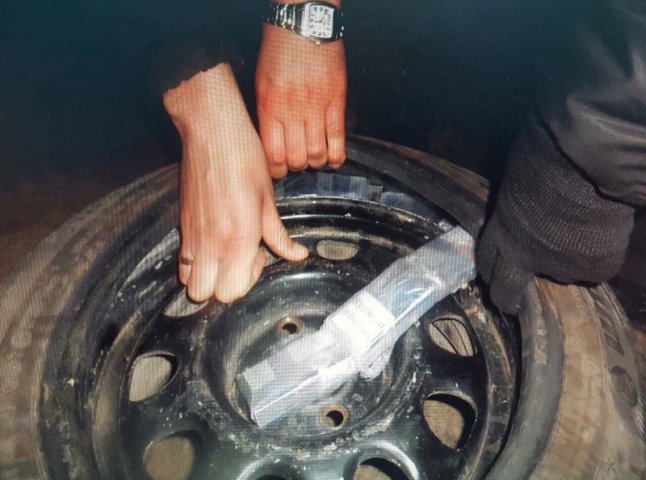 Українець намагався перетнути кордон із цигарками, які розфасував у задні колеса автомобіля