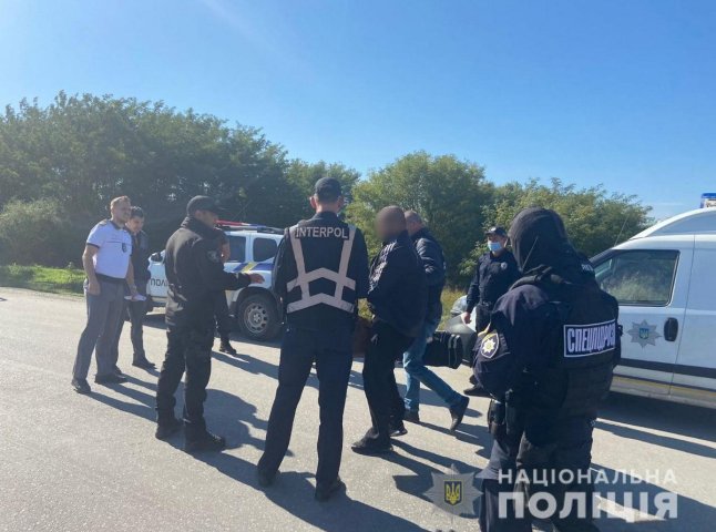 На КПП «Дяково» правоохоронцям Румунії передали небезпечного зловмисника