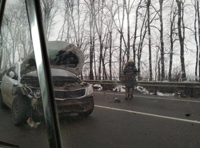 На трасі "Київ-Чоп" зіткнулися 4 машини. За кермом однієї з них була закарпатка