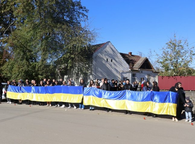 В останню путь провели закарпатця, який повернувся з Канади, щоб захищати рідну землю