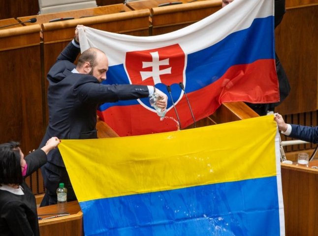 У парламенті Словаччини депутати спаплюжили прапор України: обурливе відео