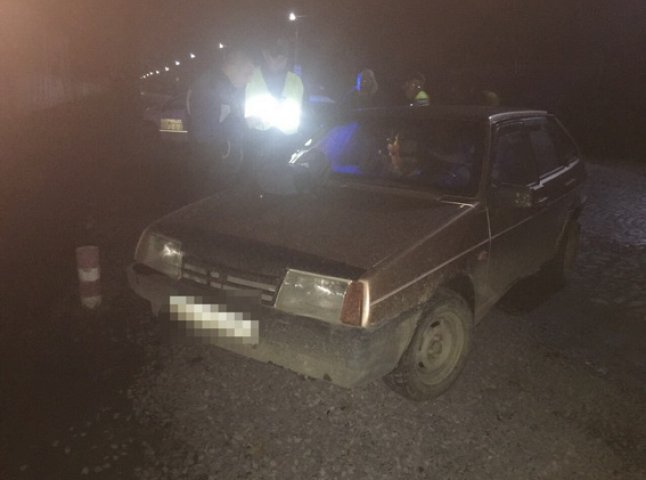 У Мукачеві зупинили автомобіль за порушення ПДР і знайшли в машині зброю та набої