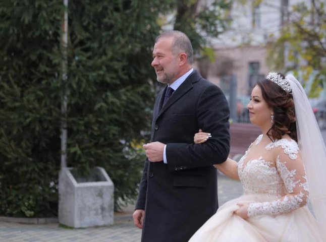 Весілля доньки Віктора Балоги: з’явились фото з церемонії вінчання подружжя