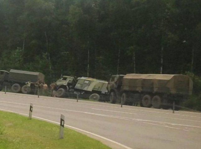 У білорусі помітили колону "КамАЗів" російської армії, яка рухається до кордону України