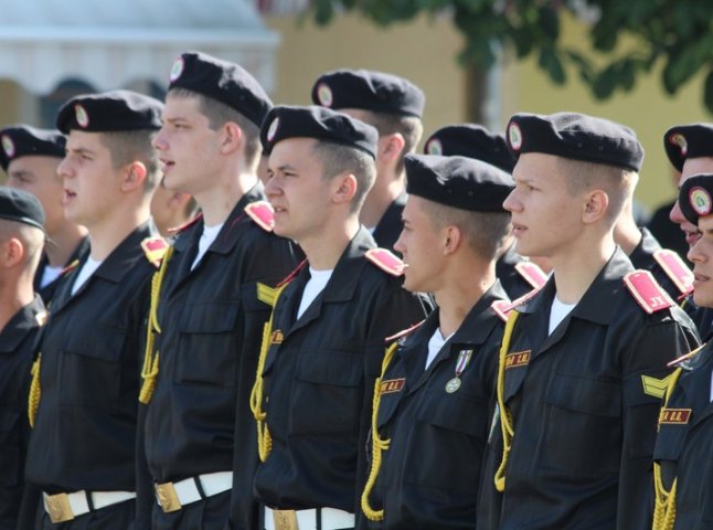 У центрі Мукачева військовим ліцеїстам вручали атестати