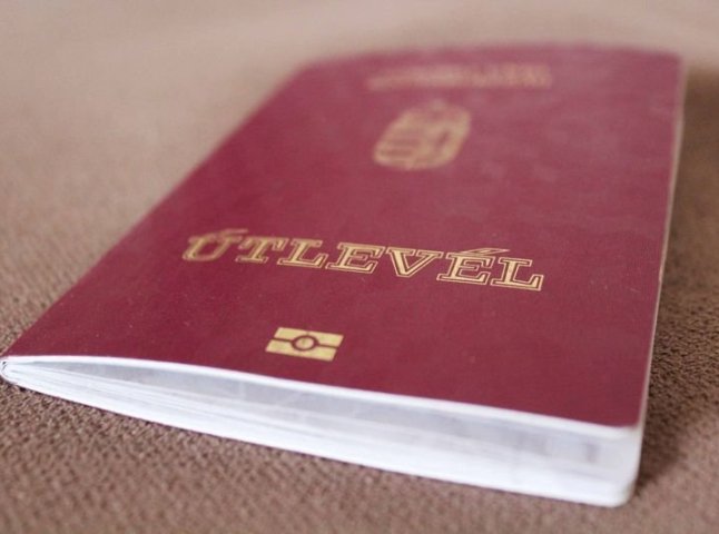 Угорщина надалі видає українцям свої паспорти. Урочистості перенести із Закарпаття у Будапешт – ЗМІ
